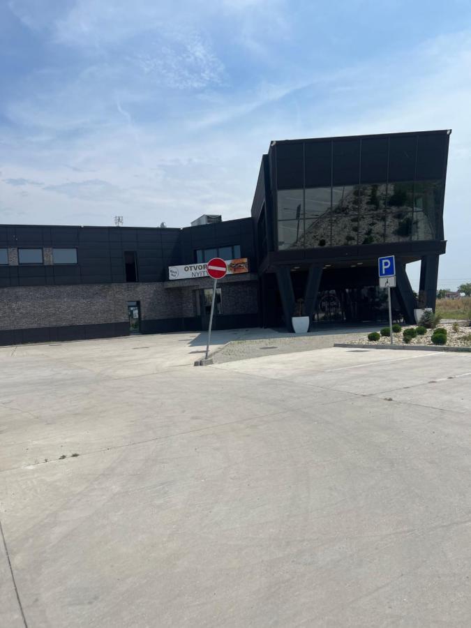 Black Hut Pension&Restaurant *** Hotel Дунавска Стреда Екстериор снимка